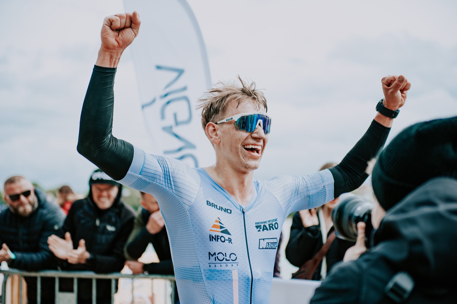Bruno Gałuszka celebrujący na mecie zawodów triathlonowych
